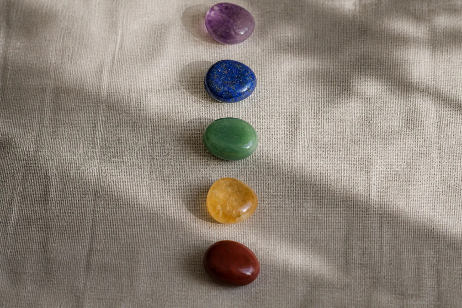 Harmonisation des chakras : 5 techniques aux pierres