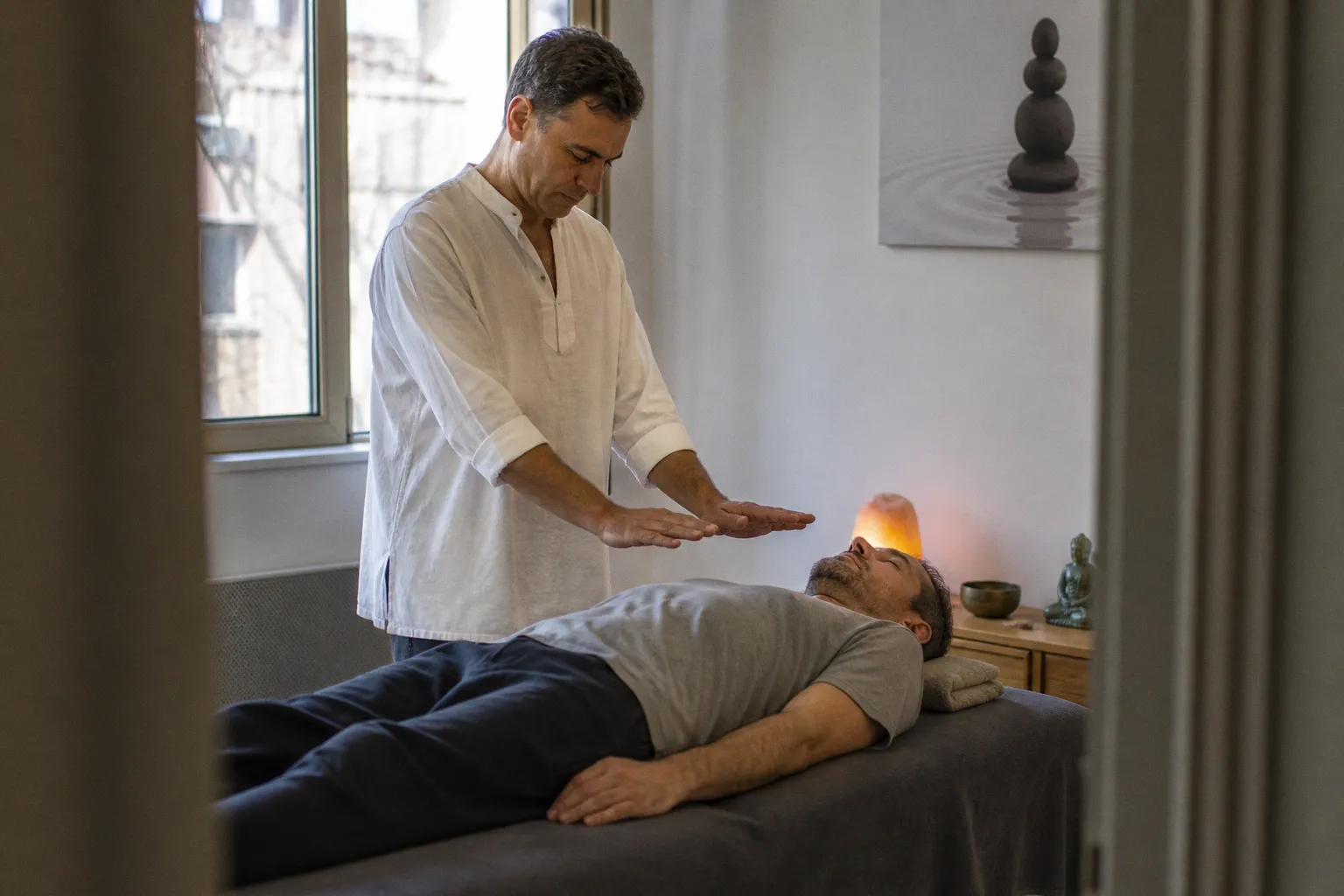 Reiki et santé masculine : entre encadrement légal et nouvelles perspectives thérapeutiques